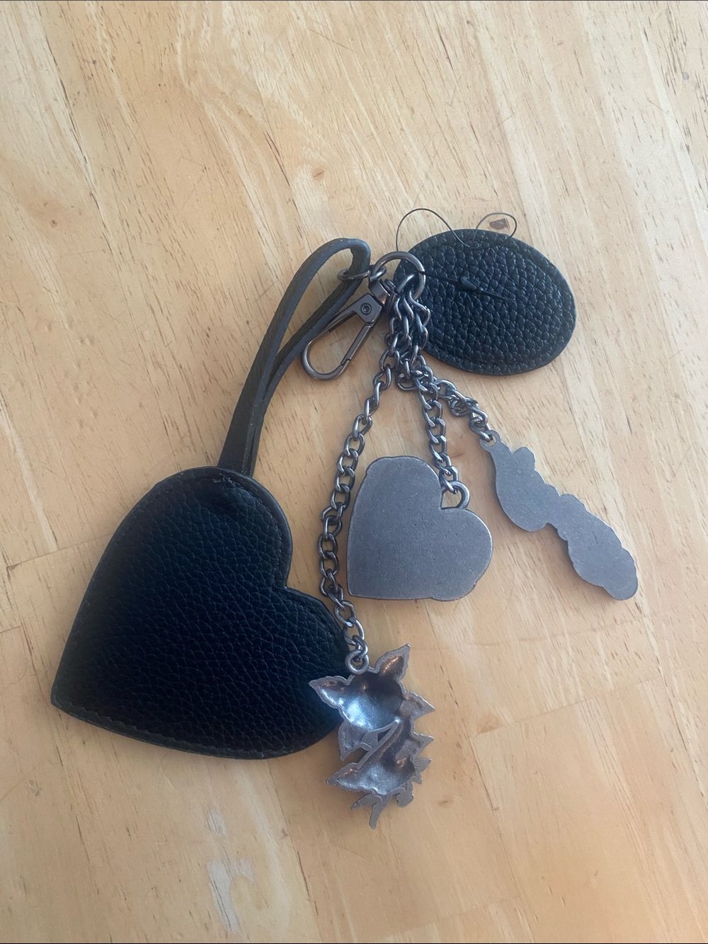 Ed Hardy 5 piece Black Heart Skull & roses bag Charm Keychain NWOT - Picture 4 of 4